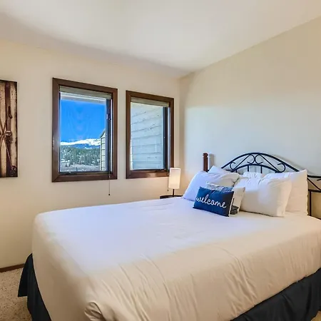 2 Bedroom Loft Private Entry, Lake Views, Amazing Location, Near All Ski Resorts Townhouse